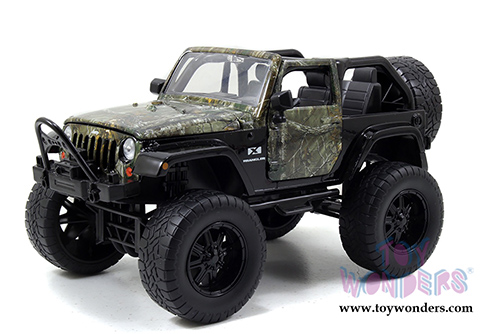 Jada Toys Realtree- Jeep Wrangler Off Road with dog (2007, 1/24 scale diecast model car, Green camouflage) 97143